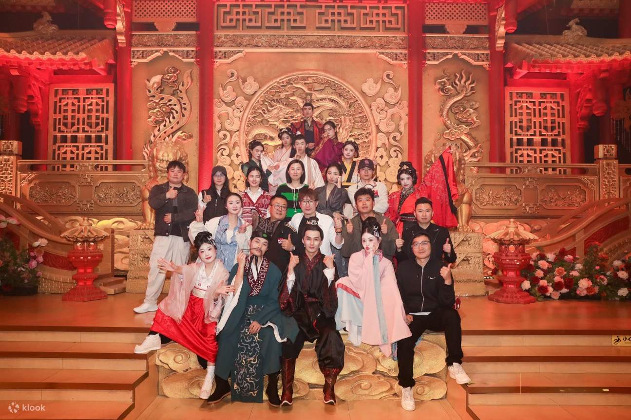 Ci sono spettacoli che mostrano il fascino delle arti marziali Lingnan, con attori che eseguono movimenti vigorosi ed eroici; ci sono anche melodiosi spettacoli di opera cantonese, con attori che cantano splendidamente e danzano con le maniche, trasmetten